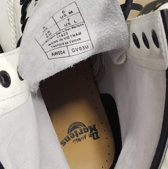 Doc Marten 1460 WOMEN'S PATENT LEATHER LACE UP BOOTS 6 M - Picture 15 of 16